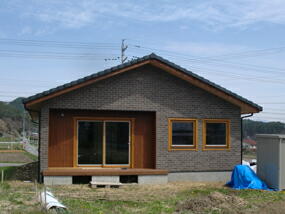 木製サイディング,外壁レンガタイル,木製3重ガラスサッシ